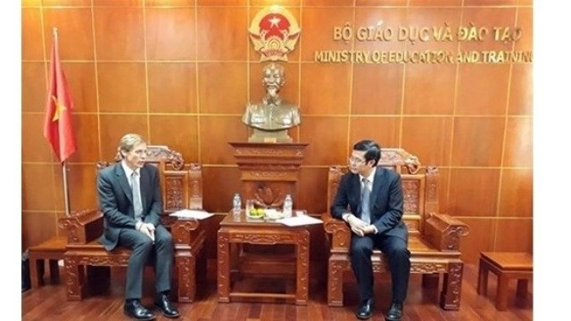 Le vice-ministre de l’Éducation et de la Formation, Nguyên Van Phuc (à droite) et Justin Wood, directeur du FEM pour l’Asie-Pacifique, le 16 novembre à Hanoi. Photo : giaoducthoidai.vn.