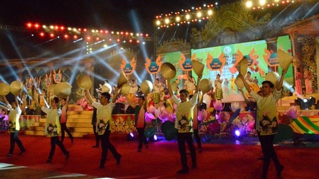 Un numéro artistique lors de la cérémonie de l’ouverture du Festival de la culture  khmère dans la province de Bac Liêu, le 17 novembre. Photo : NDEL.