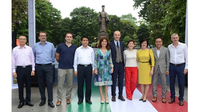 La Semaine Italie - ASEAN s'est ouverte en présence du président du Comité populaire municipal de Hanoi, Nguyên Duc Chung, et de l’ambassadrice d’Italie au Vietnam, Cecilia Piccioni. Photo: Hanoimoi