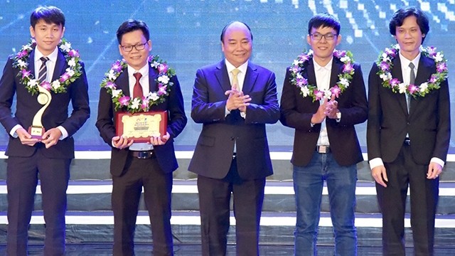 Le Premier ministre Nguyên Xuân Phuc et des lauréats du prix « Talent du Vietnam ». Photo : NDEL.
