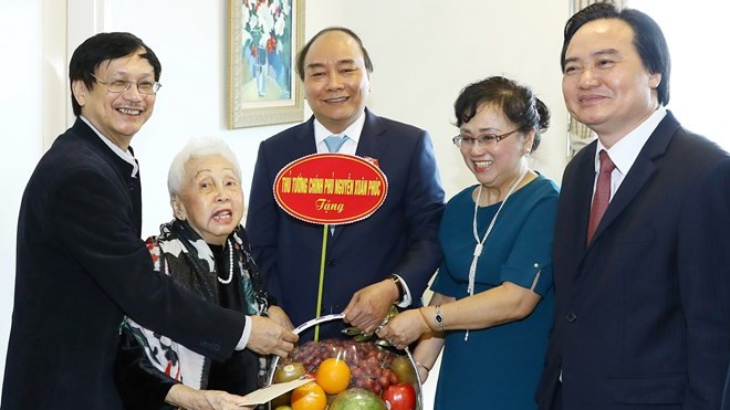 Le PM Nguyên Xuân Phuc rend visite à l’Artiste émérite Thai Thi Lien. Photo: VGP.