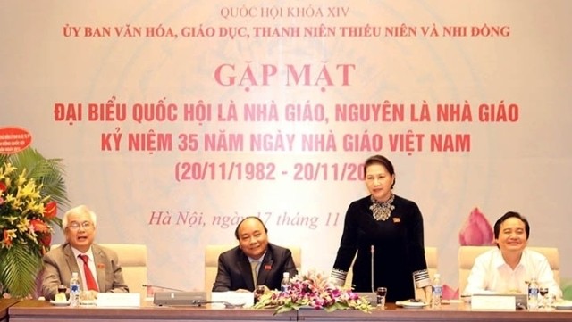 Le Premier ministre Nguyên Xuân Phuc (2e, à gauche) et la Présidente de l’AN Nguyên Thi Kim Ngân (2e, à droite) à la rencontre des députés de l'AN vietnamienne qui sont enseignants et anciens enseignants, le 17 novembre, à Hanoi. Photo : VNA.
