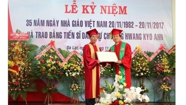 Le professeur associé et docteur Nguyên Duc Hoa (à gauche) a remis à Lâm Dông le doctorat honoris causa à Hwang Kyo Ahn, ancien Premier ministre et ancien président par intérim sud-coréen. Photo: VNA