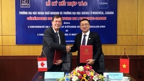 Robert Proulx, recteur de l’UQAM (gauche), et Dô Tuân Minh, recteur de l’ULIS. Photo: VOV5.