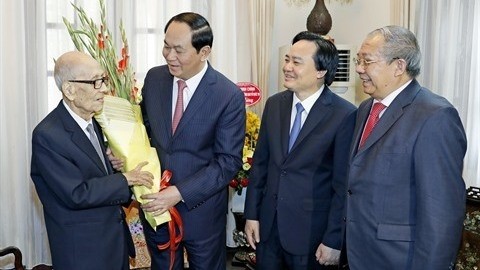 Le Président vitenamien, Trân Dai Quang (2e, à gauche), offre un bouquet de fleurs au professeur Vu Khiêu. Photo: VNA.