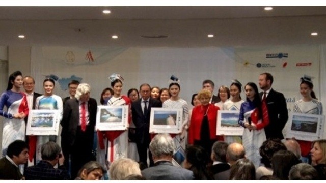 La présentation de la collection de timbres sur les mers et les îles du Vietnam, le 22 novembre, au siège de l’UNESCO à Paris, en France. Photo : NDEL