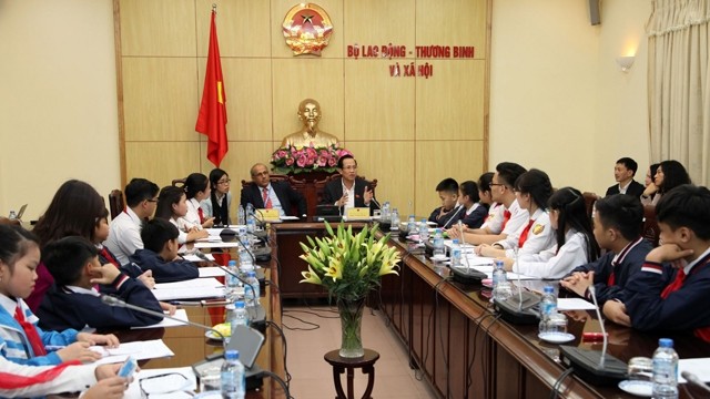 Rencontre entre les dirigeants du Ministère vietnamien du Travail, des Invalides et des Affaires sociales et des représentants des enfants vietnamiens, le 20 novembre, à Hanoi. Photo : molisa.gov.vn