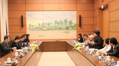 La table ronde portant sur le renforcement du rôle des parlementaires et des institutions francophones s'est tenue au siège de l'Assemblée nationale du Vietnam, le 21 novembre, à Hanoï. Photo : CVN. 