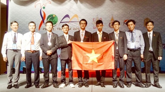 Les élèves vietnamiens primés aux Olympiades internationales de l'astronomie et de l'astrophysique. Photo: HNM.