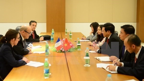Rencontre entre le Vice-PM et ministre vietnamien des AE, Pham Binh Minh (au centre, à droite), et le ministre français des AE, Jean-Yves Le Drian. Photo : VNA.