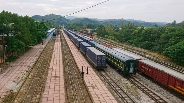 Un train transportant des pièces automobiles et des équipements de bureau entre Hanoï et Jiangxi. Photo: NDEL.