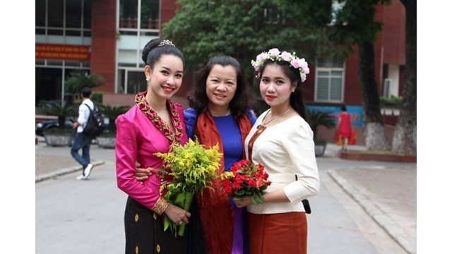 Les étudiants laotiens à Hanoi et leur professeur. Photo d'illustration: VNA