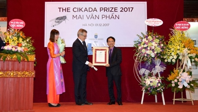 Cérémonie de remise du prix littéraire suédois CIKADA au poète vietnamien Mai Van Phân. Photo: Minh Duy/NDEL.