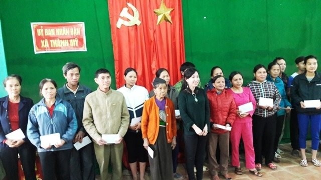 Remise des cadeaux des Viêt kiêu de France aux 100 familles de la commune de Thành My, district de Thach Thành, province de Thanh Hoa (au Nord). Photo : NDEL. 