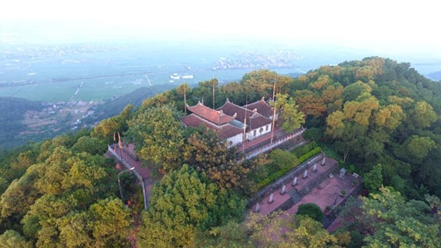 Le temple Cao est situé au sommet le plus haut de la chaîne de la montagne An Phu. Photo: http://kinhtedothi.vn