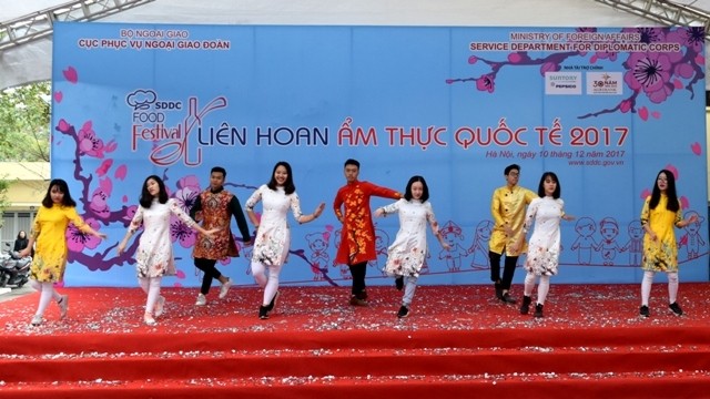 Une danse moderne présentée par des étudiants venus de l'Académie diplomatique du Vietnam. Photo : Minh Duy/NDEL.
