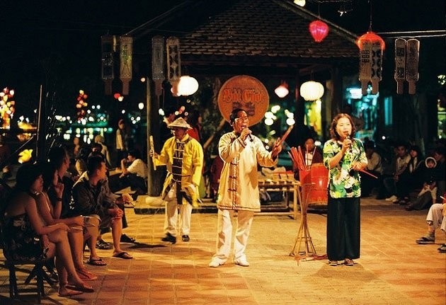 La représentation de l'art du "bài choi" devant les touristes à Hôi An. Photo: Crossing Travel