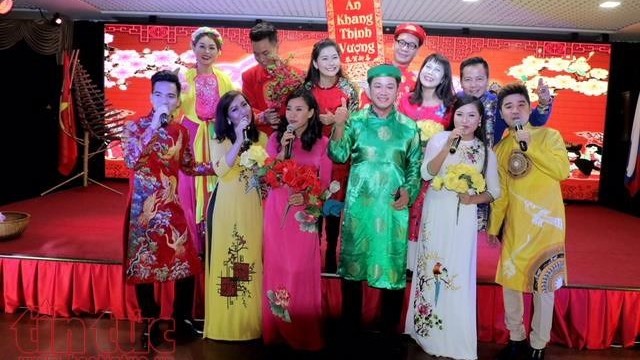 Des artistes du Théâtre de la Jeunesse ont créé une ambiance musicale chaleureuse à des Vietnamiens en Russie. Photo : VNA.