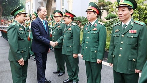 Le Président Trân Dai Quang salue les cadres et soldats du commandement de la Garde-frontière du Vietnam. Photo : QDND.