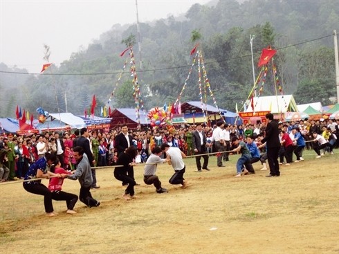 Au Vietnam, le tir à la corde est souvent pratiqué lors des fêtes traditionnelles. Photo: Thainguyên/CVN
