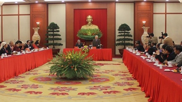 Le Secrétaire général du PCV Nguyên Phu Trong rencontre des figures illustres des minorités ethniques. Photo : VOV.