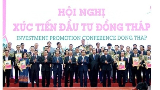 Cérémonie de remise des licences d'investissement à 21 projets dans la province de Dông Thap. Photo : VGP.