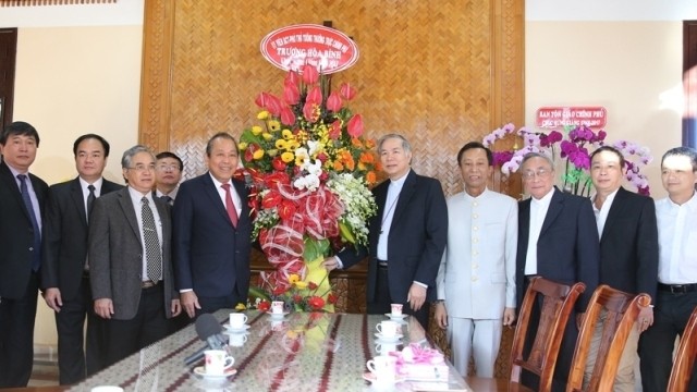 Le Vice-Premier ministre Truong Hoa Binh (4e, à gauche, 1er rang) est allé présenter le 23 décembre ses vœux de Noël aux dignitaires et aux fidèles d’une diocèse de la province de Kon Tum. Photo : VGP.