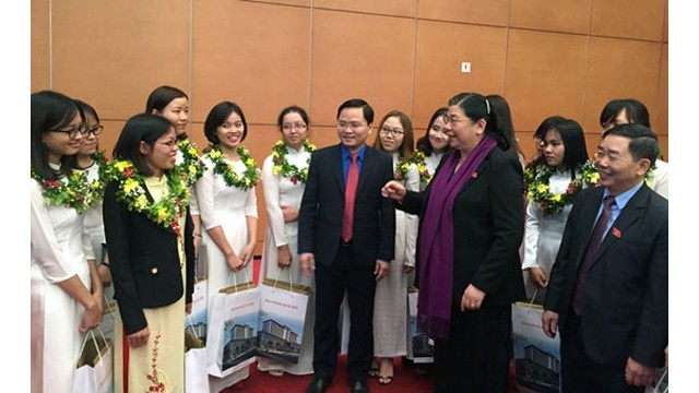 La Vice-Présidente de l’AN vietnamienne, Tong Thi Phong (2e, de droite à gauche), et les lauréats du prix Globe d’or 2017. Photo: http://kinhtedothi.vn