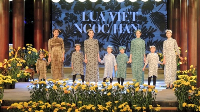 Une collection présentée lors de la soie de Bao Lôc. Photo : cand.com.vn.