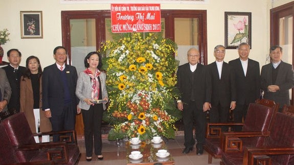 Le chef de la Commission de la Sensibilisation des masses du CC du PCV, Truong Thi Mai présente ses vœux de Noël aux dignitaires et aux fidèles de l’Évêché du diocèse de la ville de Dà Lat. Photo: VTV. 