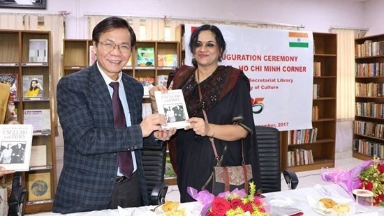 L’ambassadeur vietnamien en Inde, Tôn Sinh Thành (à gauche), et l'assistante du Ministère indien de la Culture, Sujata Prasad. Photo: VNA.