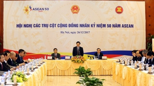 Le Vice-Premier ministre et ministre des Affaires étrangères vietnamien, Pham Binh Minh (debout) prend la parole lors de la conférence des piliers de la Communauté de l'ASEAN le 26 décembre à Hanoi. Photo : VGP. 