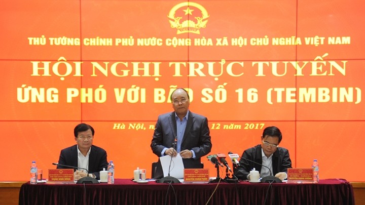 Le PM Nguyên Xuân Phuc a demandé aux ministères, branches, localités et organismes concernées de prendre de leur propre initiative des mesures pour faire face au typhon Tembin, Photo : Trân Hai/NDEL.