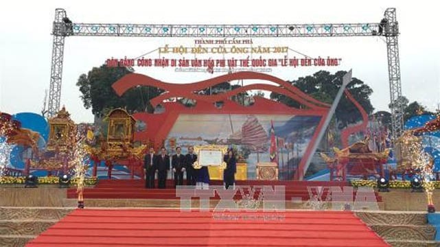 La fête du temple Cua Ông (à Quang Ninh, au Nord-Est) accueille le certificat la reconnaissant  patrimoine culturel immatériel national. Photo : VNA