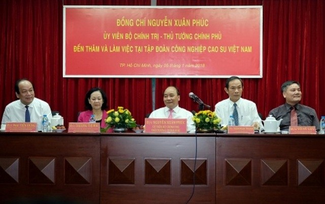 Le PM Nguyên Xuân Phuc (au centre) à la séance de travail avec les dirigeants du groupe de caoutchouc du Vietnam tenue le 5 janvier à Hô Chi Minh-Ville. Photo: VGP.