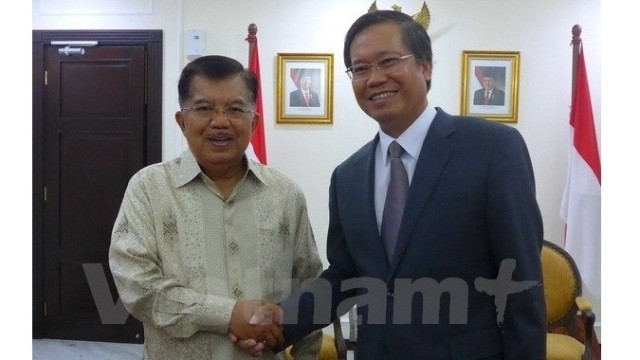 L'ambassadeur du Vietnam en Indonésie, Hoàng Anh Tuân (à droite) et le Vice-Président de l’Indonésie, Jusuf Kalla. Photo : VNA.