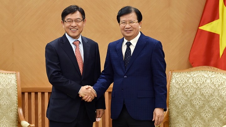 Le Vice-P​M Trinh Dinh Dung (droite) et le directeur général de la société Samsung Vietnam, Shim Won Hwan. Photo : VNA.