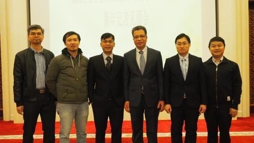 L’ambassadeur vietnamien en Chine, Dang Minh Khôi (3e, à droite), et des correspondants vietnamiens en Chine. Photo: VNA.