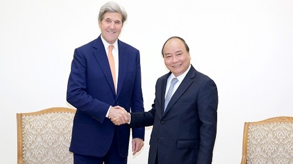 Le Premier ministre vietnamien Nguyên Xuân Phuc (à droite) et l’ancien secrétaire d’État américain John Kerry. Photo : VGP.