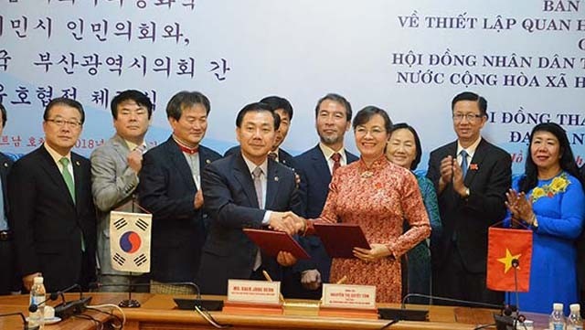 La cérémonie de signature. Photo : http://voh.com.vn