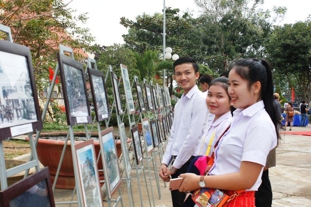 Les étudiants laotiens à l'exposition. Photo: NDEL
