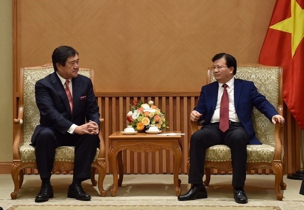 Le Vice-Premier ministre Trinh Dinh Dung (droite) et Tasuo Yasunaga, président et directeur général du groupe Mitsui, le 16 janvier, à Hanoï. Photo : VNA.