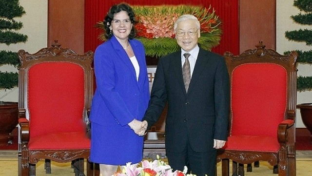 Le SG Nguyên Phu Trong (à droite) reçoit l’ambassadrice cubaine au Vietnam, Lianys Torres Rivera, le 26 janvier. Photo : NDEL.