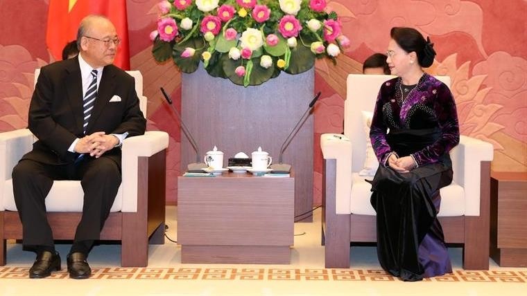 La Présidente de l'AN vietnamienne, Nguyên Thi Kim Ngân (à droite), et le conseiller spécial de l'Alliance parlemtaire d'amitié Japon-Vietnam, Tsutomu Takebe. Photo : quochoi.vn.