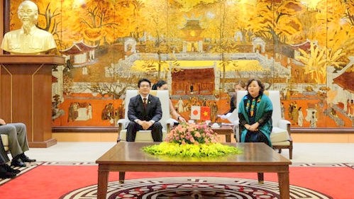 La présidente du Conseil populaire municipal de Hanoi, Nguyên Thi Bich Ngoc (à droite) et le président du Conseil préfectoral de Fukuoka, Akira Higuchi. Photo: HNM