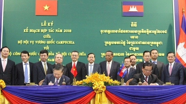 Signature du Plan de coopération pour 2018 entre les Ministères vietnamien de la Sécurité publique et cambodgien de l'Intérieur. Photo: NDEL.