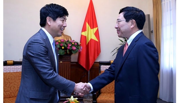 Le Vice-Premier ministre vietnamien et ministre des AE, Pham Binh Minh (à droite) et le secrétaire d’État japonais aux AE, Kazuyuki Nakane, le 30 janvier à Hanoi. Photo : VGP.