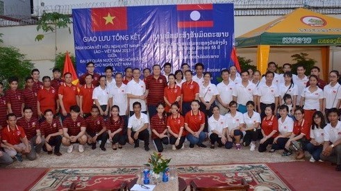 Les cadres et des employés des Ambassades du Laos et du VIetnam au Cambodge lors de l'échange. Photo: VNA. 