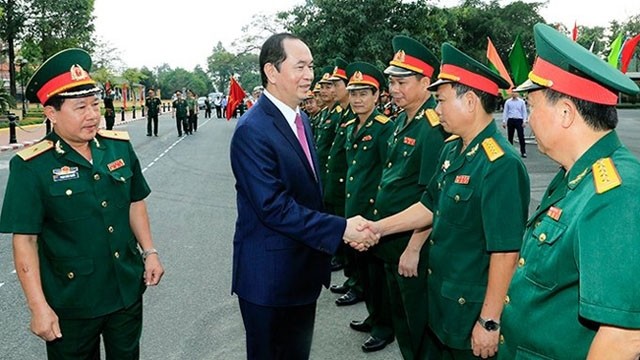 Le Président Trân Dai Quang (2e, à gauche) a rendu visite aux officiers et aux soldats du 4e Corps qui sont stationnés dans la ville de Di An, province de Binh Duong. Photo : NDEL.