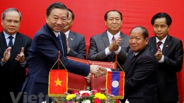 Signature du Plan de coopération pour 2018 entre les Ministères vietnamien et laotien de la Sécurité publique. Photo : VNA.